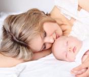 Когда новорожденный начинает держать голову: нормы и отклонения